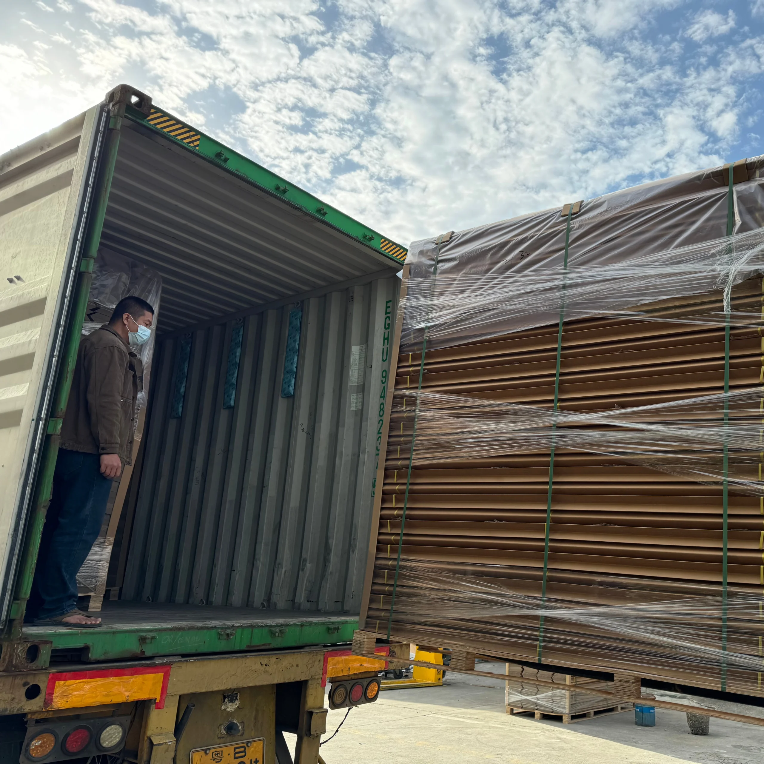 Paper corner protector for pallet edge protection